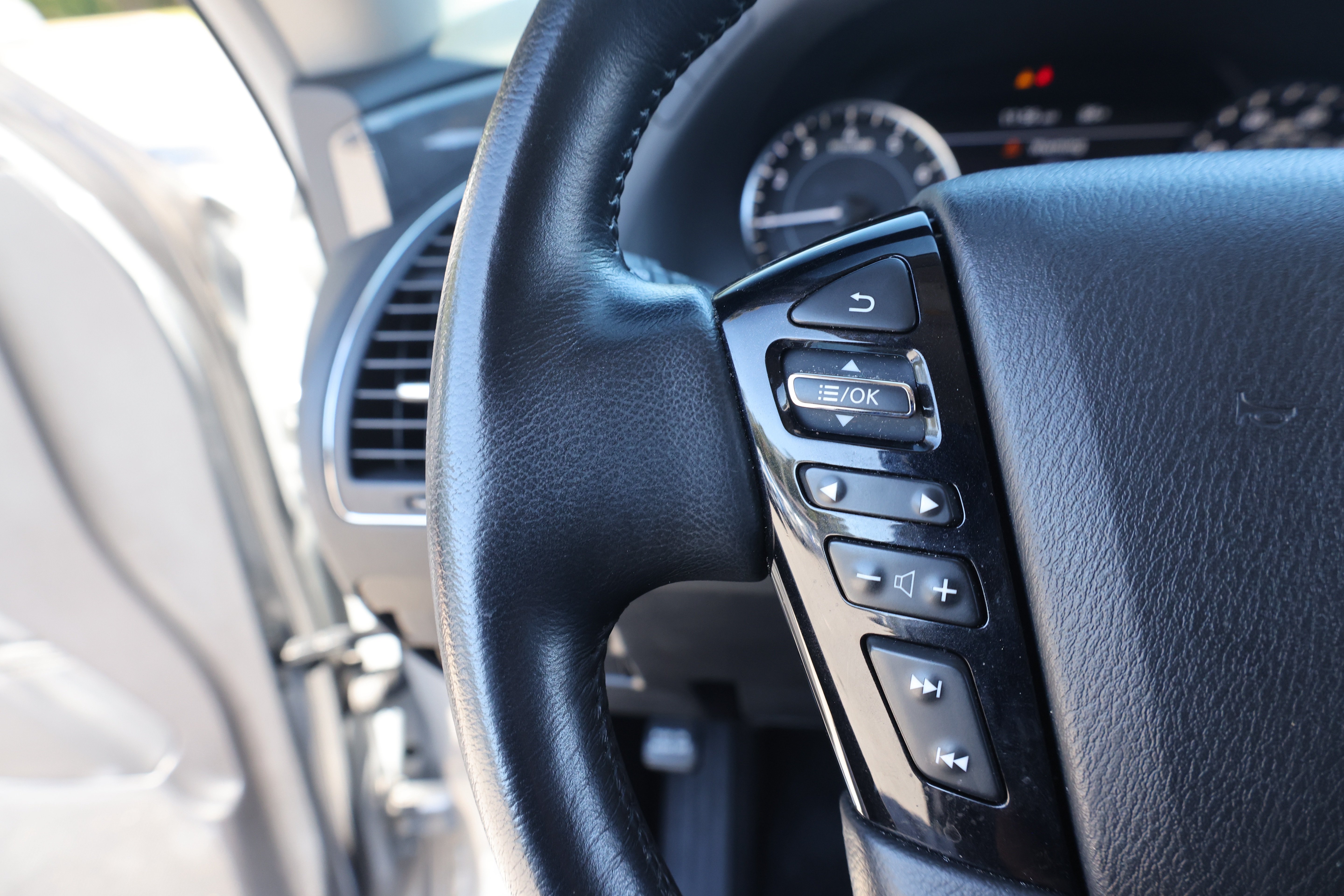Used 2024 Nissan Armada SV RWD image 19