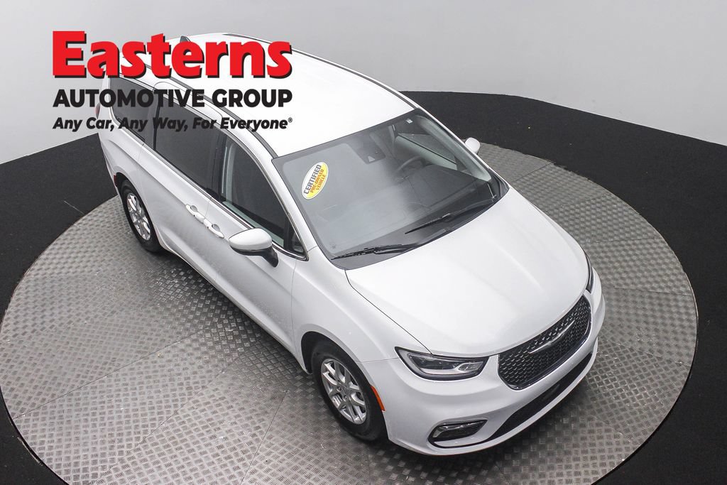 Used 2023 Chrysler Pacifica Touring-L FWD image 3