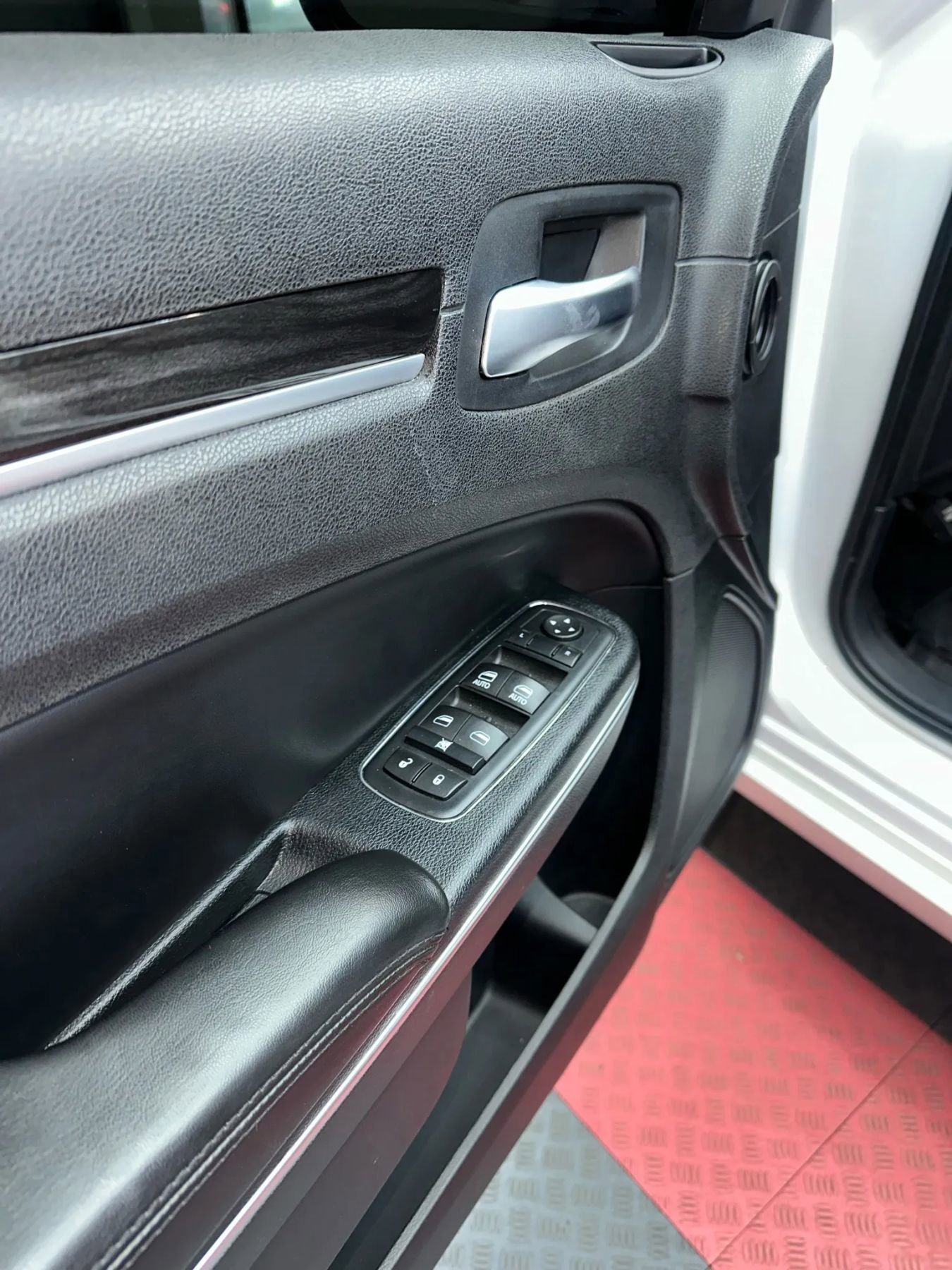 Used 2016 Chrysler 300 Limited image 10