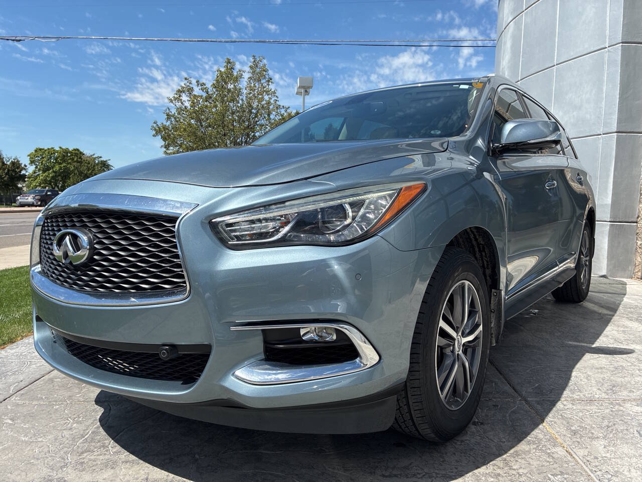 Used 2017 INFINITI QX60 Luxe w/ Premium Plus Package AWD/4WD image 3