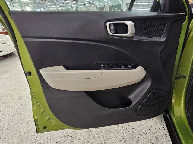 Used 2021 Hyundai Venue SEL FWD image 23