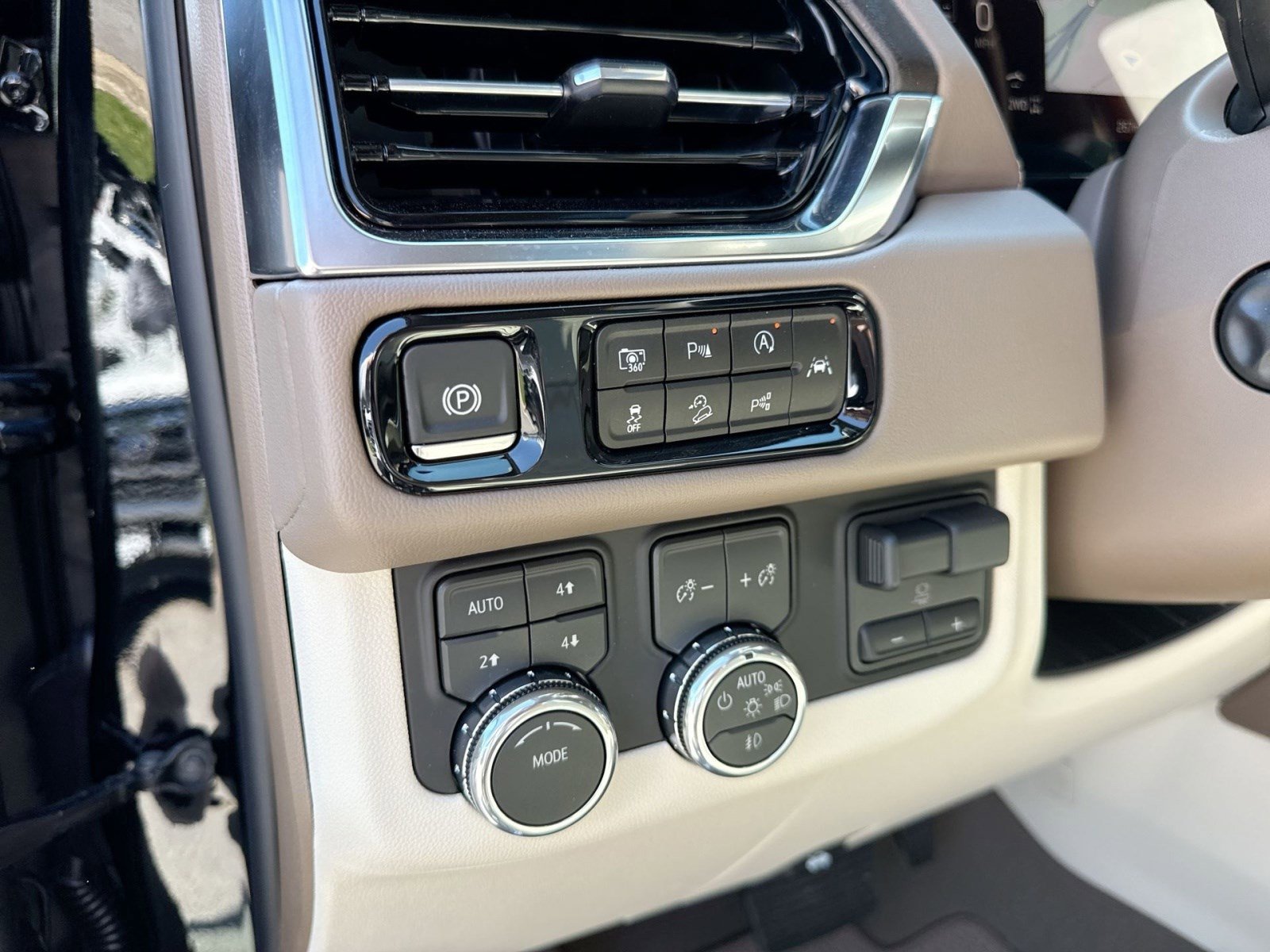 New 2026 GMC Yukon Denali w/ Denali Reserve Package AWD/4WD image 17