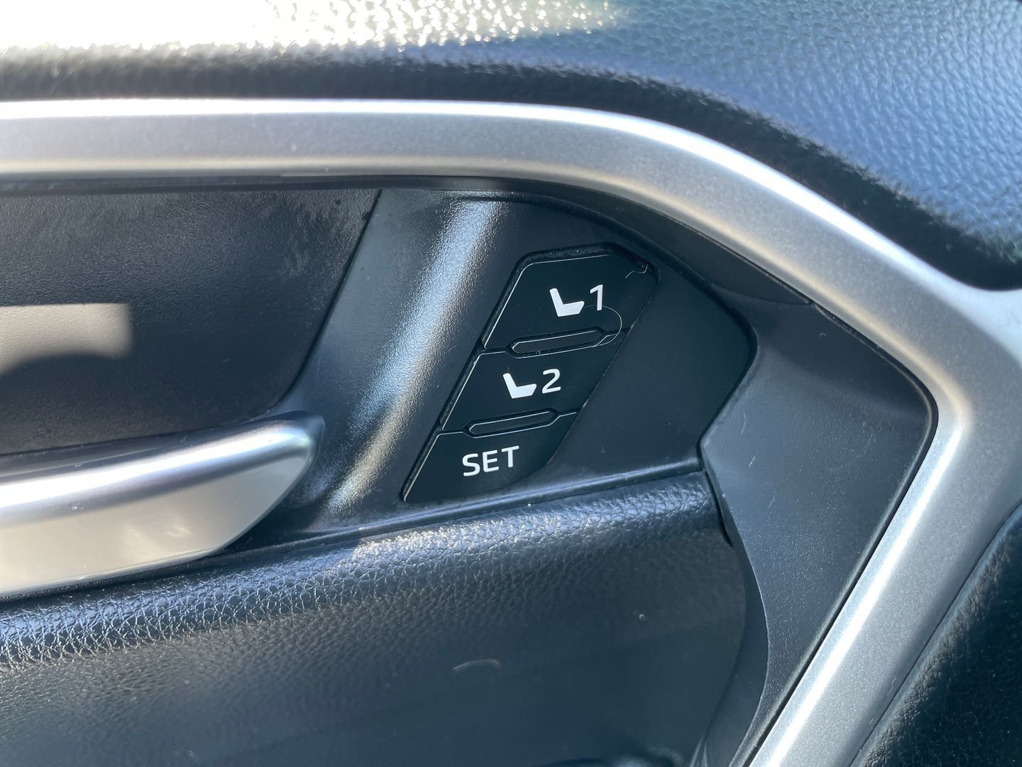 Used 2019 Toyota RAV4 XLE Premium w/ Cold Weather Package AWD/4WD image 25