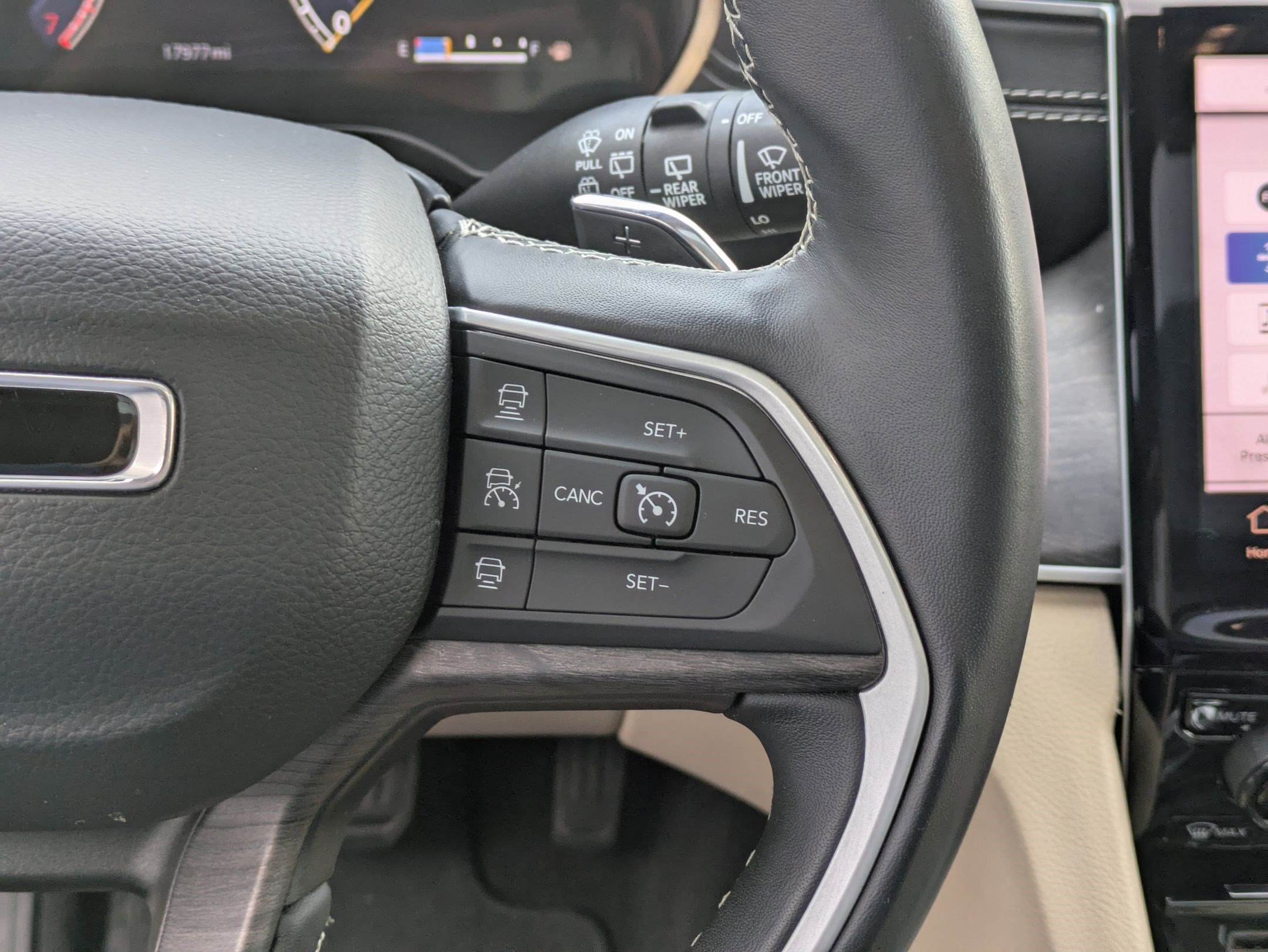 Used 2022 Jeep Grand Cherokee L Limited w/ Luxury Tech Group II image 18