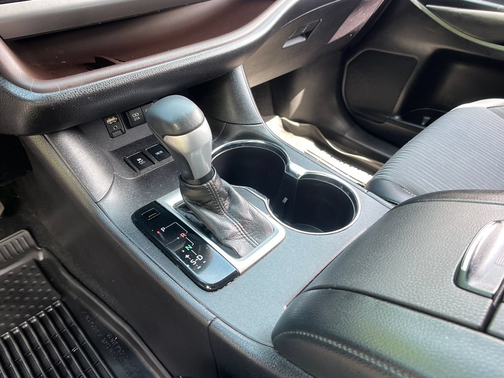 Used 2018 Toyota Highlander Plus AWD/4WD image 19
