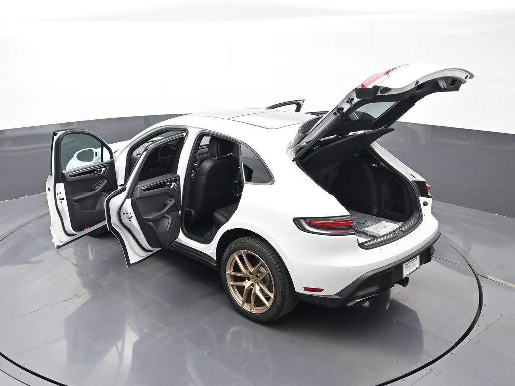 Certified 2025 Porsche Macan AWD/4WD image 29