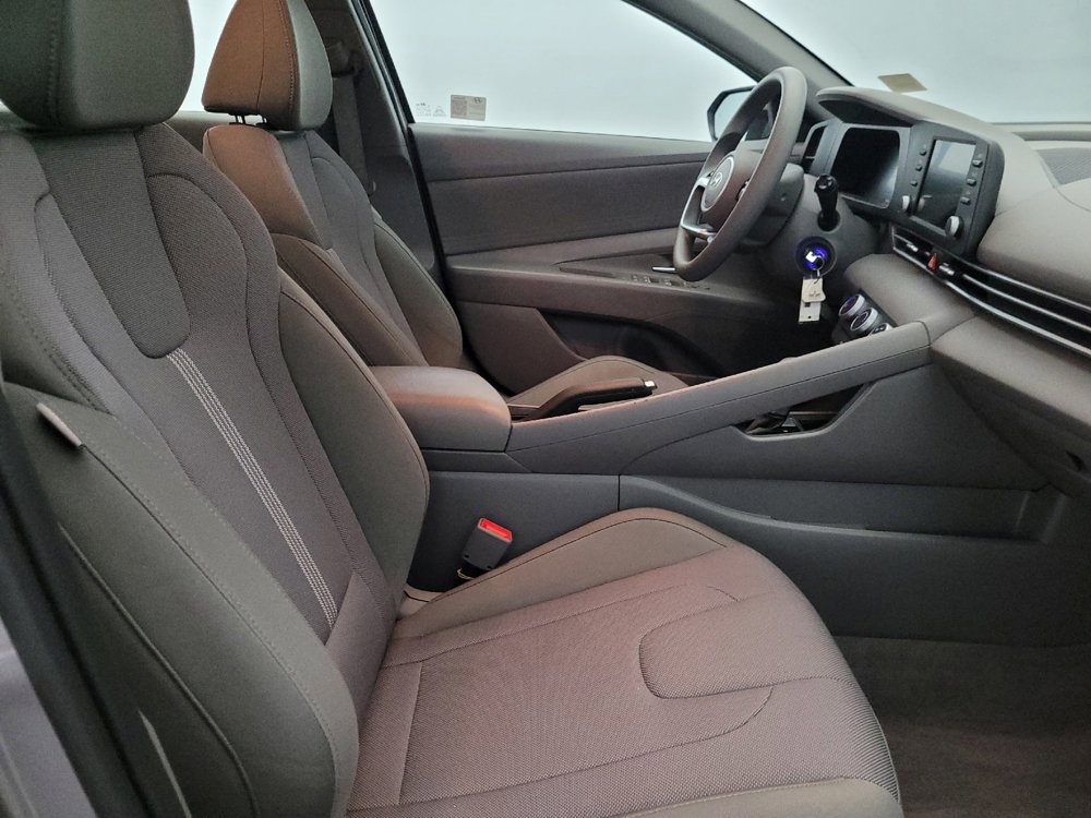 Used 2025 Hyundai Elantra SE image 21