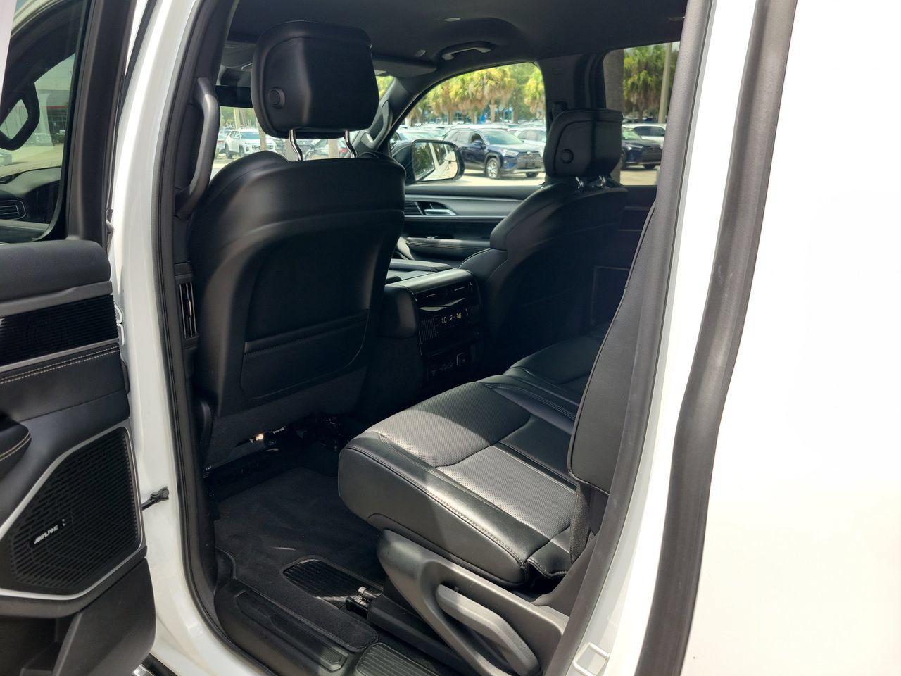 Used 2025 Jeep Wagoneer L Series II w/ 8-pass Seating Package AWD/4WD image 8