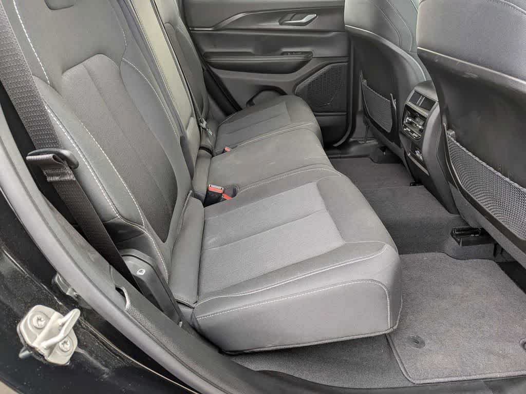 Used 2023 Jeep Grand Cherokee Laredo AWD/4WD image 19