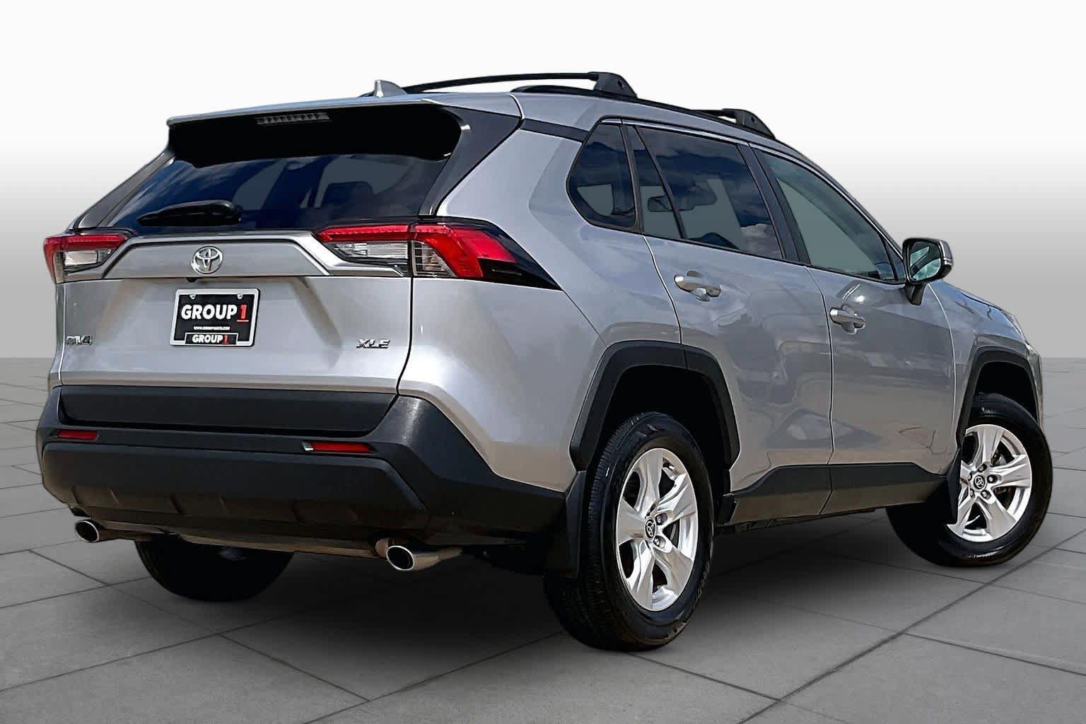 Used 2021 Toyota RAV4 XLE w/ Convenience Package FWD image 12