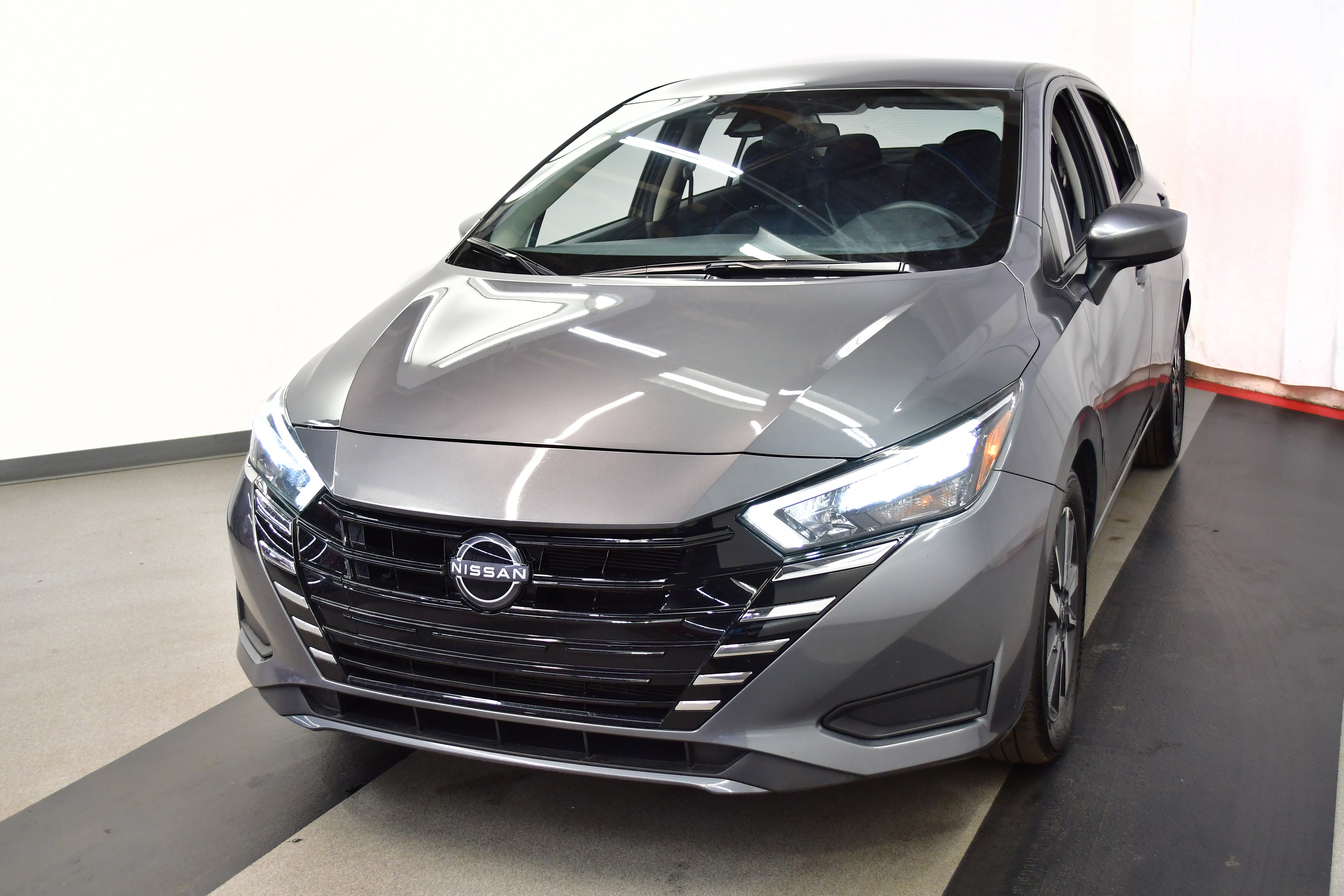 Used 2025 Nissan Versa SV image 8