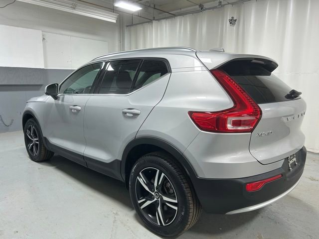 Used 2025 Volvo XC40 B5 Plus AWD/4WD image 2
