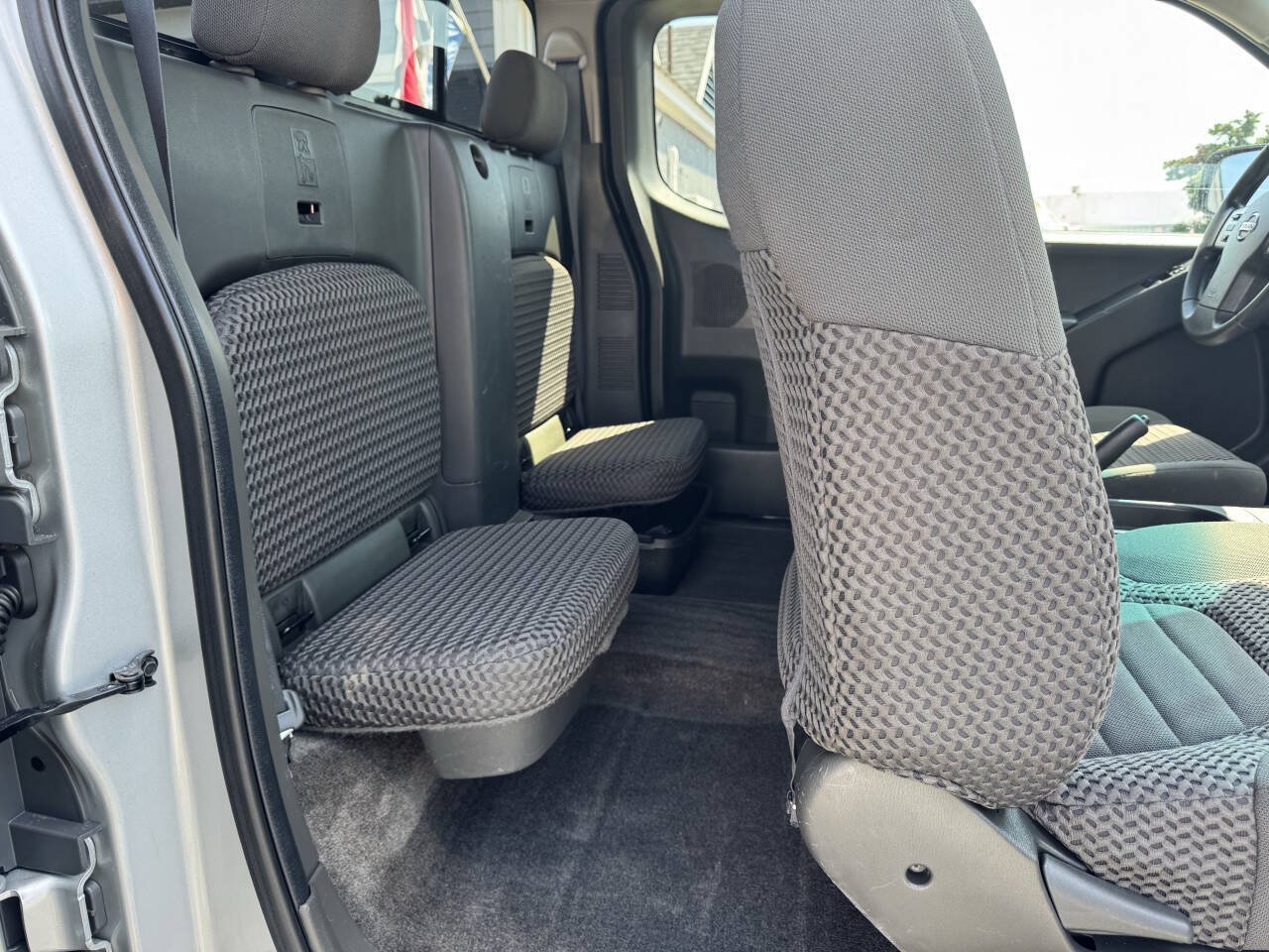 Used 2015 Nissan Frontier SV AWD/4WD image 25