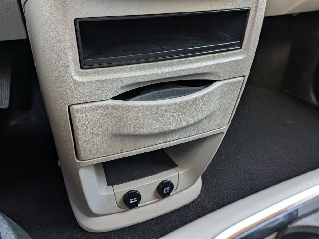 Used 2015 Chrysler Town & Country LX FWD image 5
