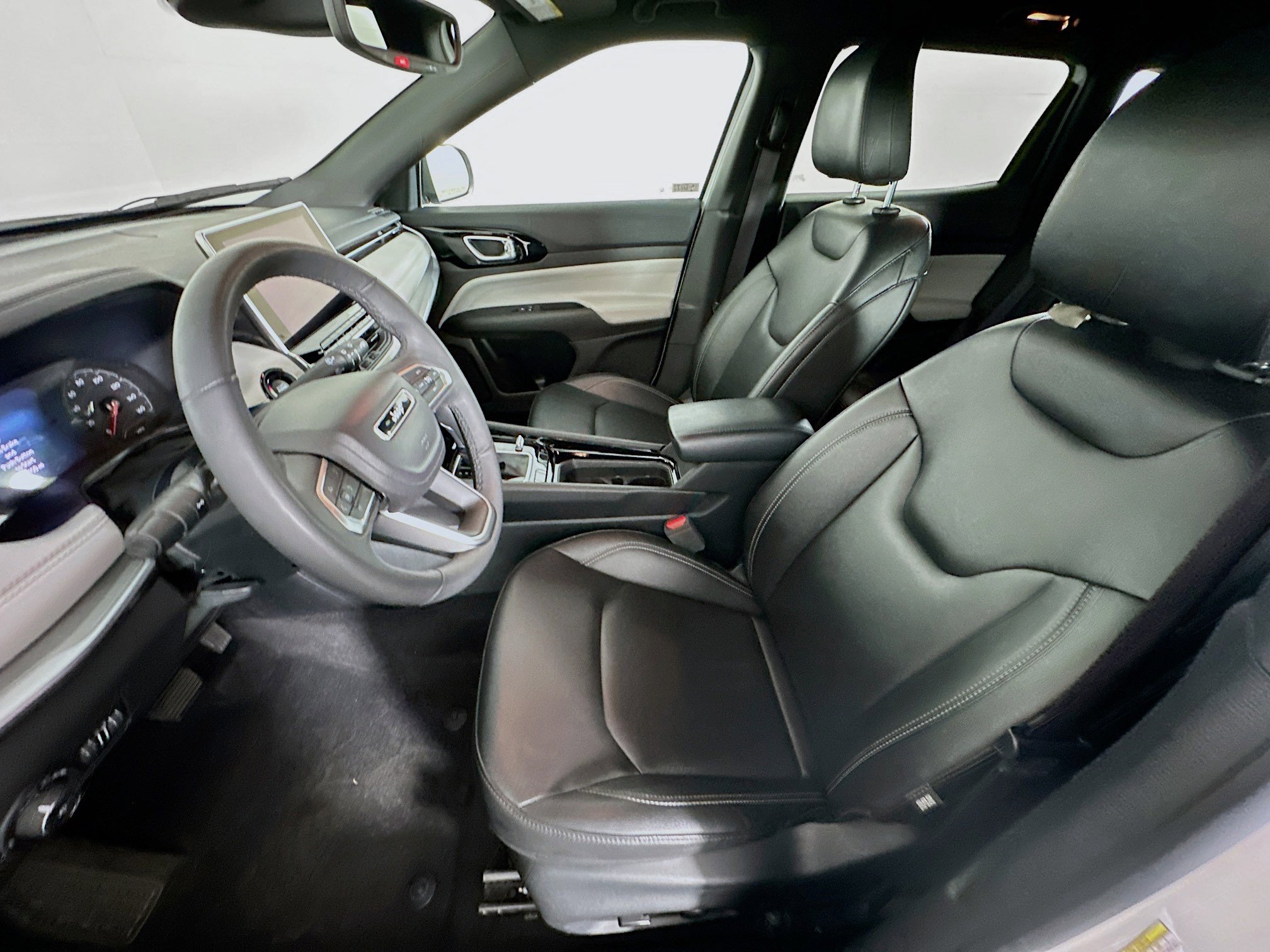 Used 2025 Jeep Compass Limited image 13