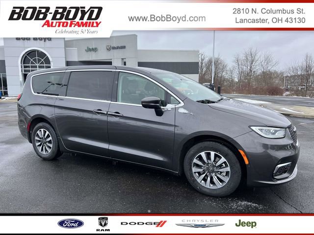 Certified 2022 Chrysler Pacifica Touring-L w/ Uconnect Theater Family Group