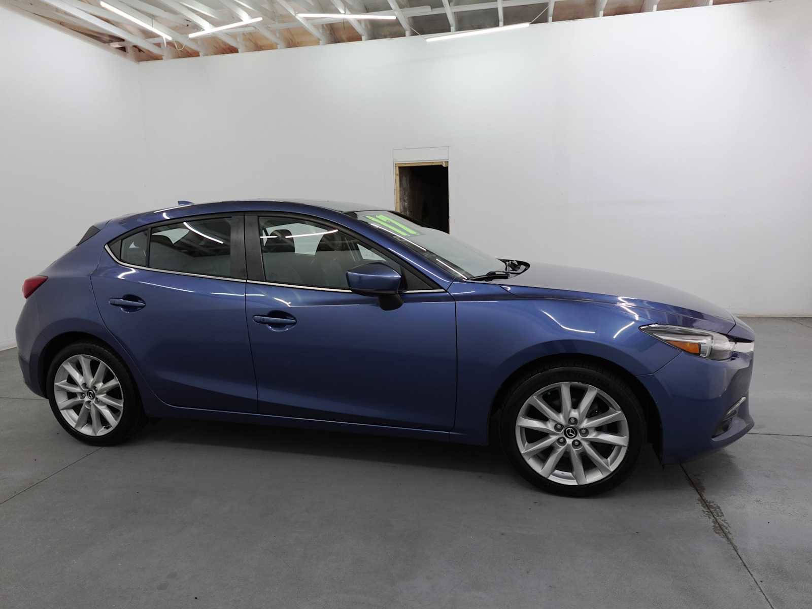 Used 2017 MAZDA MAZDA3 Grand Touring w/ Premium Equipment Package FWD image 4