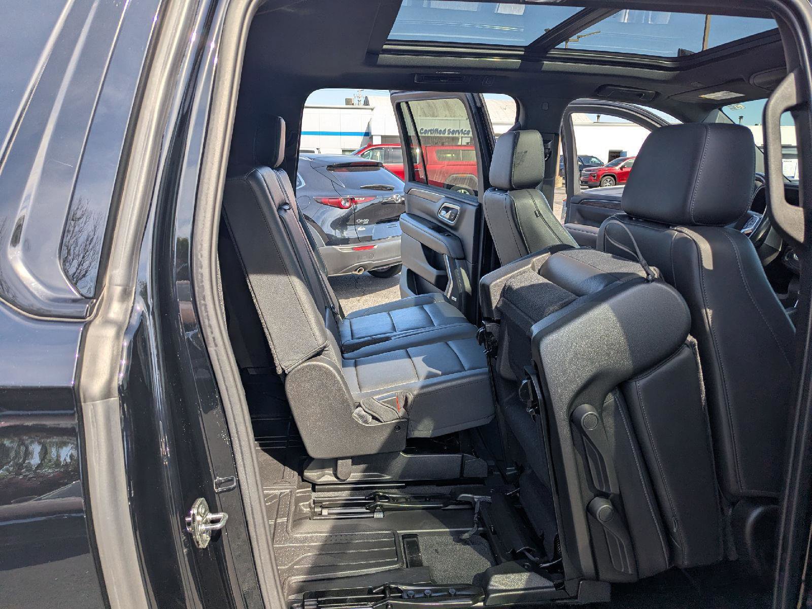 Used 2021 Chevrolet Suburban Z71 w/ Z71 Signature Package AWD/4WD image 34