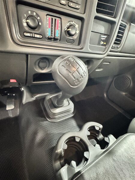 Used 2007 GMC Sierra 2500 W/T RWD image 2