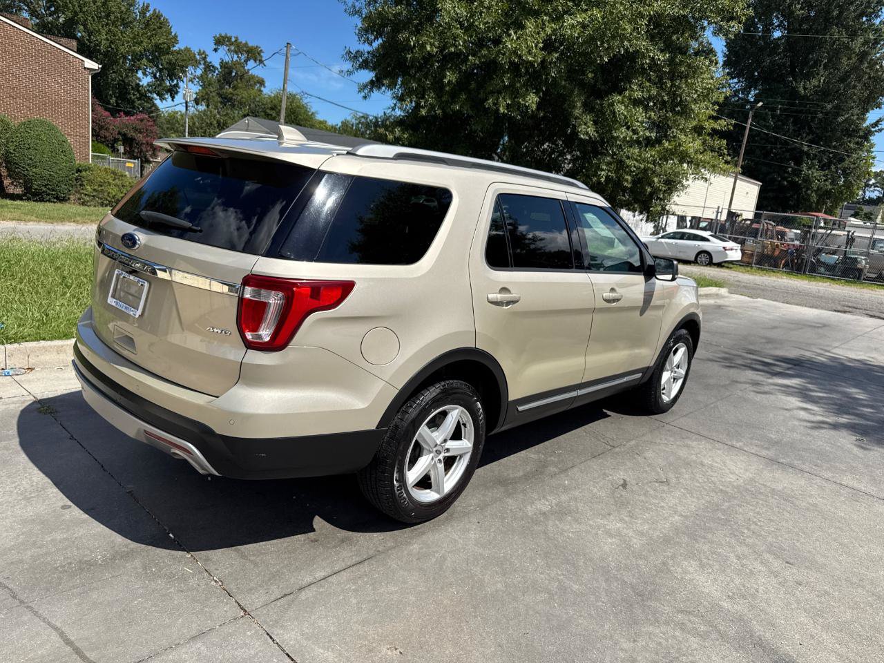 Used 2017 Ford Explorer XLT w/ Equipment Group 202A AWD/4WD image 9