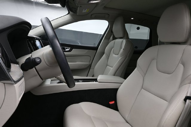 Used 2023 Volvo XC60 B5 Plus w/ Climate Package AWD/4WD image 10