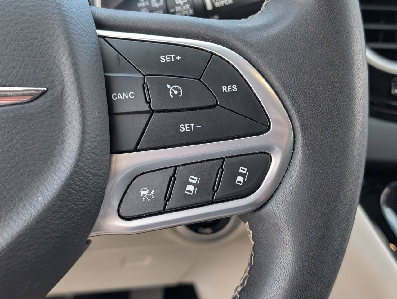 Used 2023 Chrysler Pacifica Touring-L FWD image 21