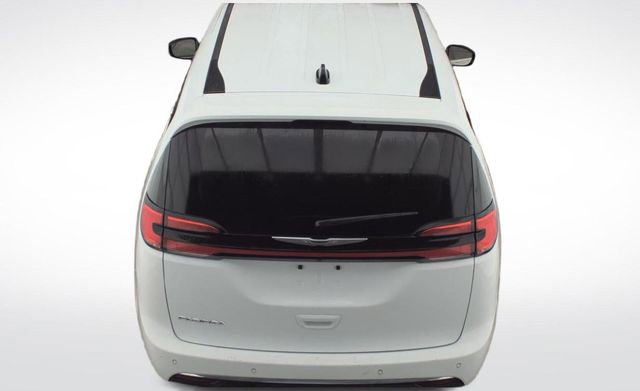 Used 2024 Chrysler Pacifica Touring-L image 5