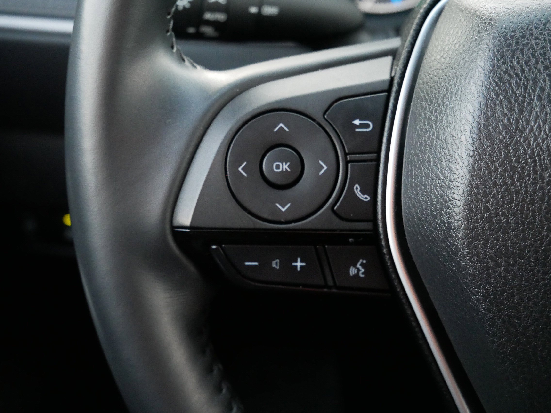 Used 2024 Toyota Venza XLE image 28