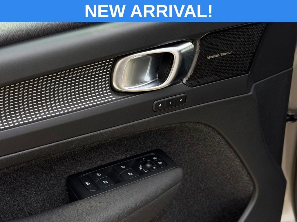 Used 2022 Volvo XC40 T5 R-Design w/ Advanced Package image 18