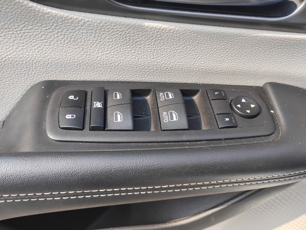 Used 2023 Chrysler Pacifica Touring-L FWD image 14