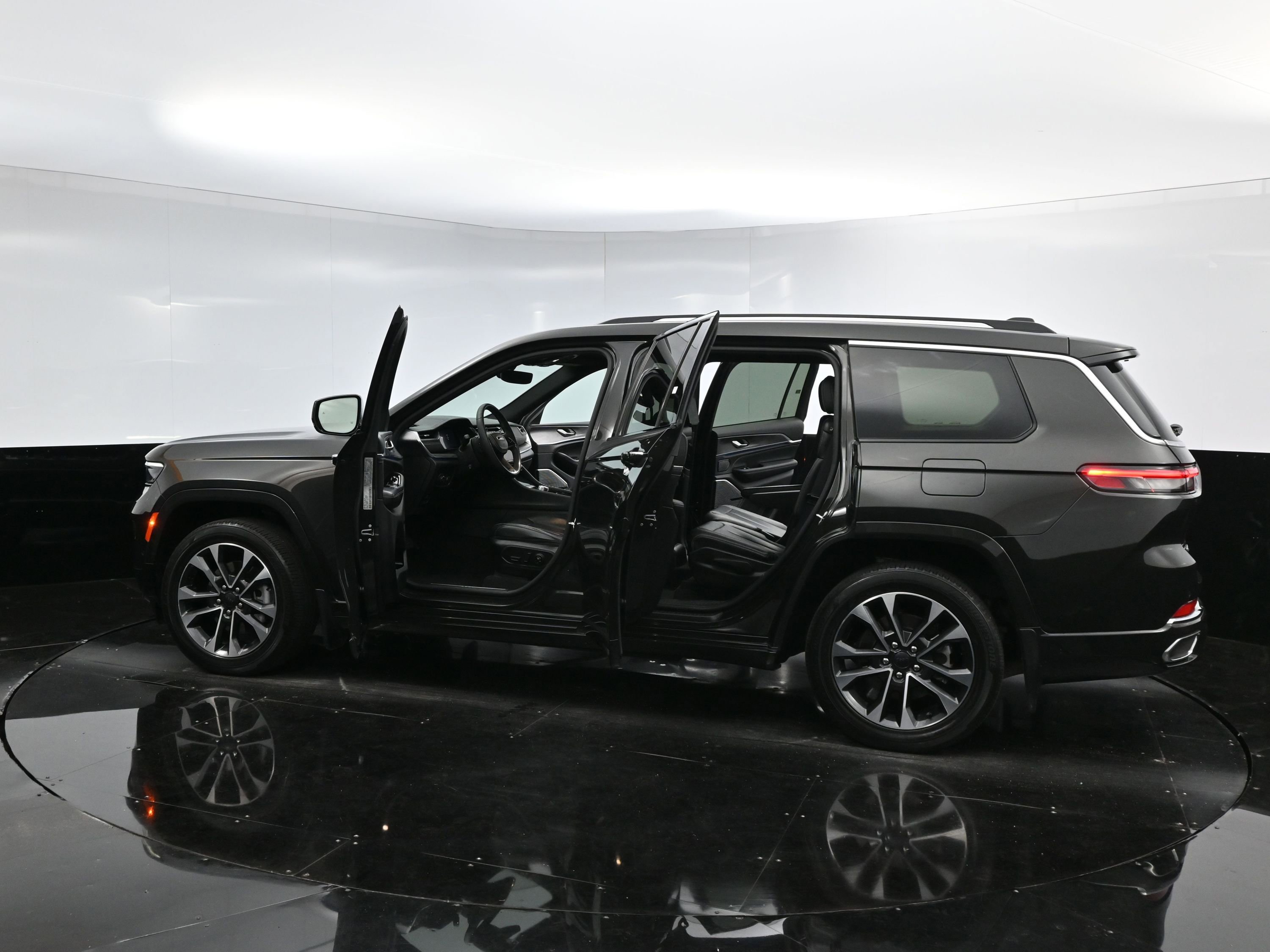 Used 2023 Jeep Grand Cherokee L Overland w/ Rear Seat Video Group I image 38