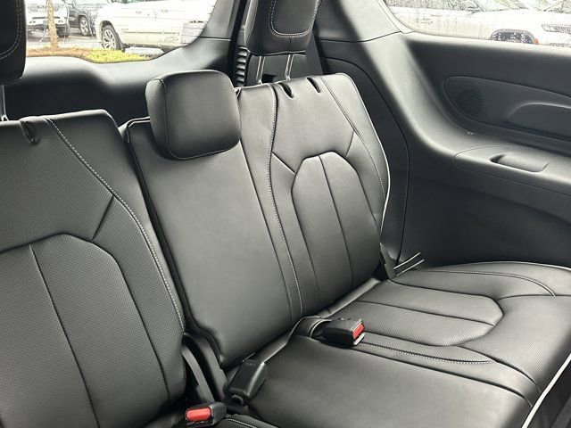 New 2026 Chrysler Pacifica Limited image 17