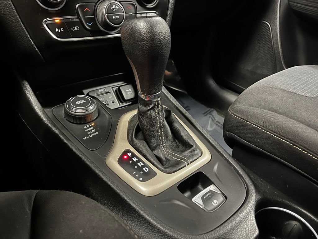 Used 2015 Jeep Cherokee Latitude w/ Comfort/Convenience Group AWD/4WD image 13