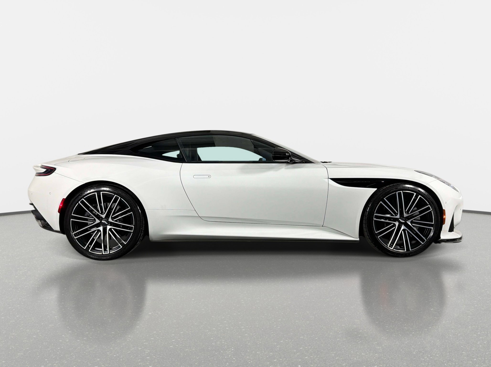 Used 2024 Aston Martin DB12 Coupe RWD image 2
