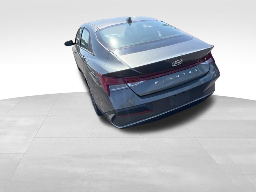 Used 2025 Hyundai Elantra SEL FWD image 22