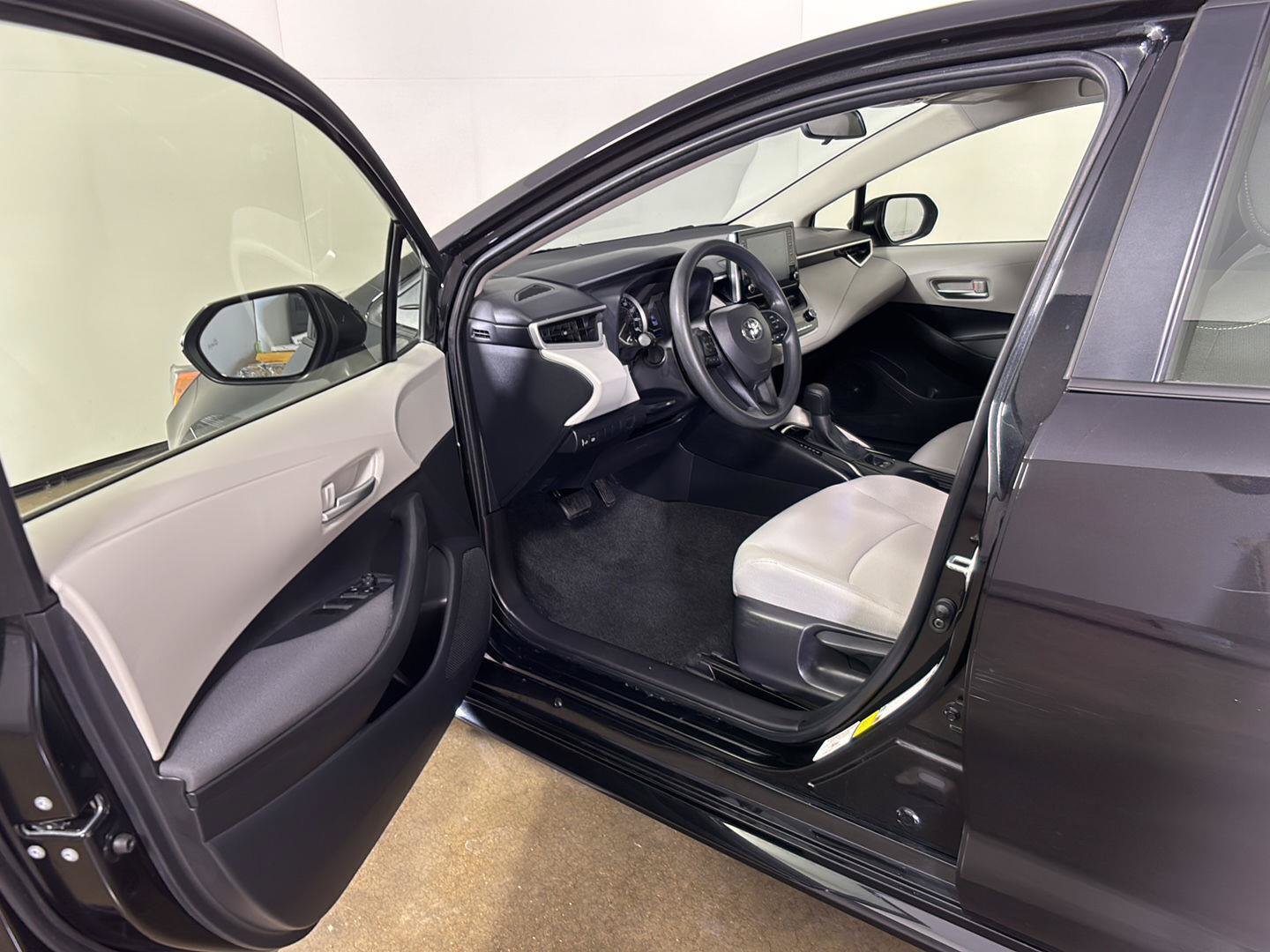 Used 2020 Toyota Corolla LE w/ LE Convenience Package FWD image 2