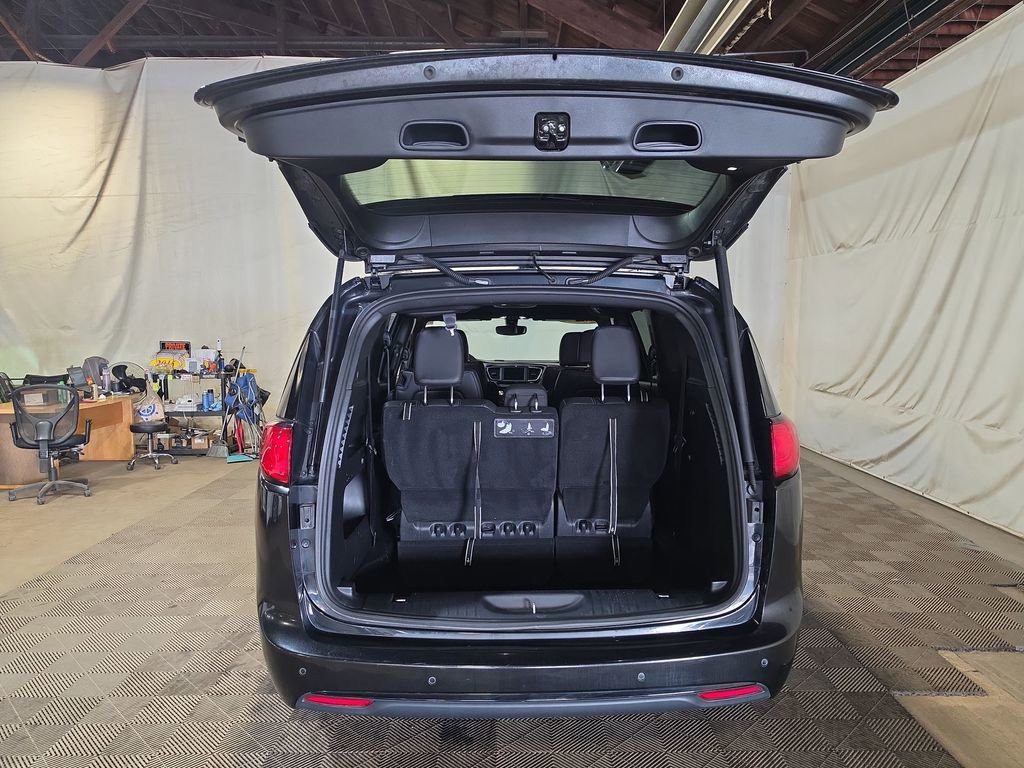 Used 2020 Chrysler Pacifica Touring-L w/ S Appearance Package image 19
