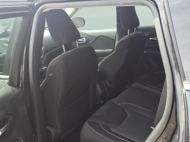 Used 2015 Jeep Cherokee Latitude w/ Cold Weather Group FWD image 12