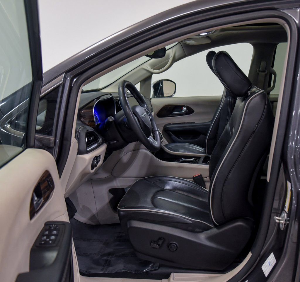 Used 2023 Chrysler Pacifica Limited image 2