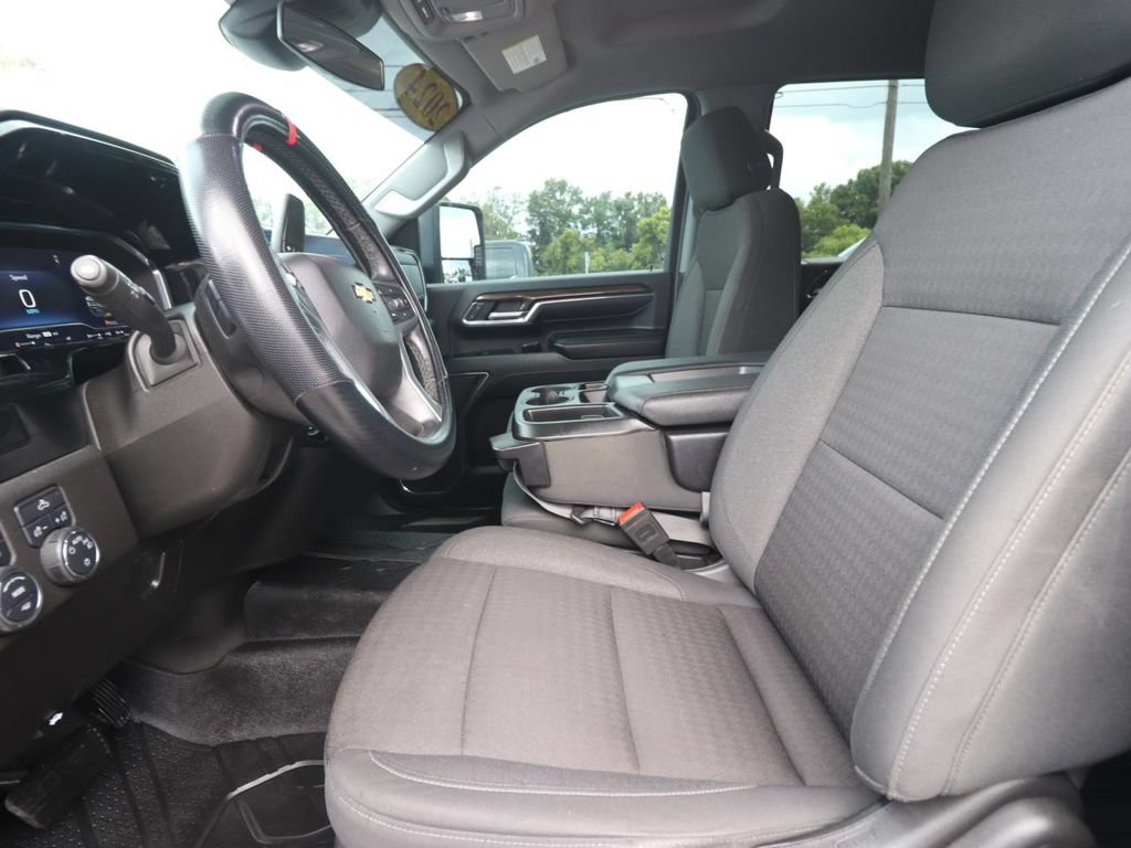 Used 2024 Chevrolet Silverado 2500 LT AWD/4WD image 2