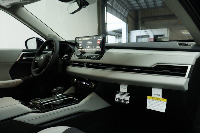 New 2026 Mitsubishi Outlander SE FWD image 16