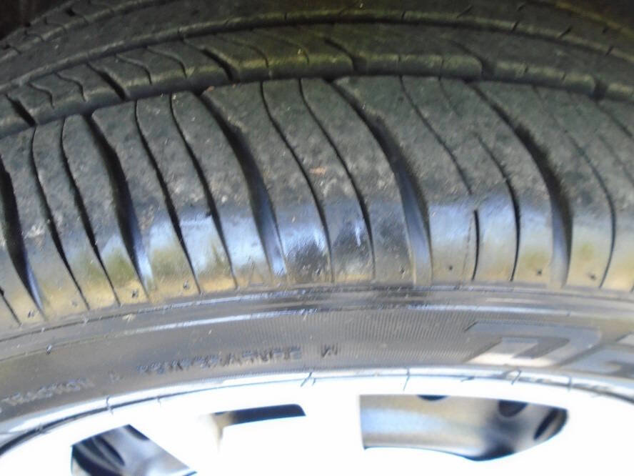 Used 2009 Pontiac Vibe w/ Preferred Package FWD image 32