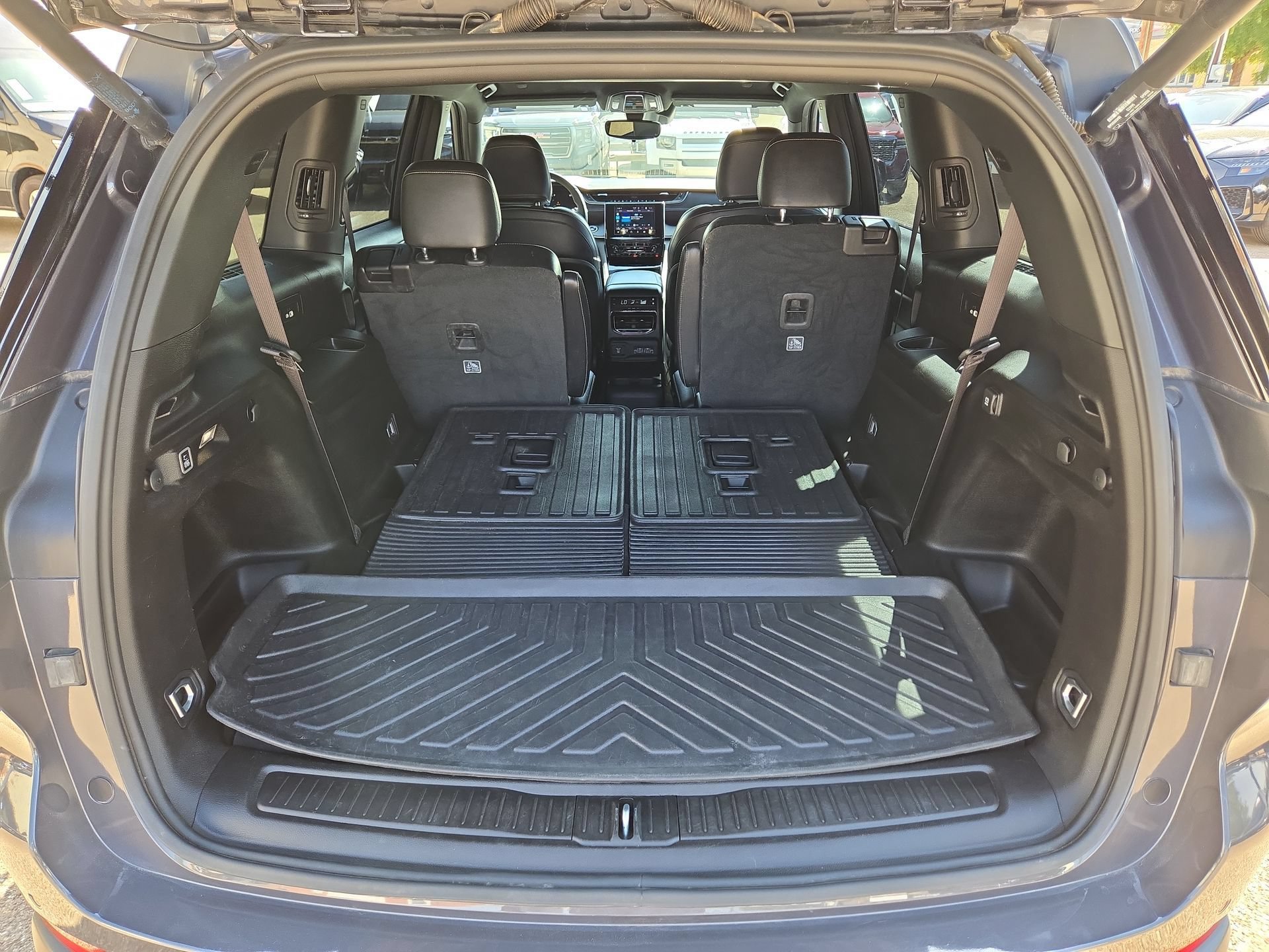 Used 2023 Jeep Grand Cherokee L Laredo AWD/4WD image 12