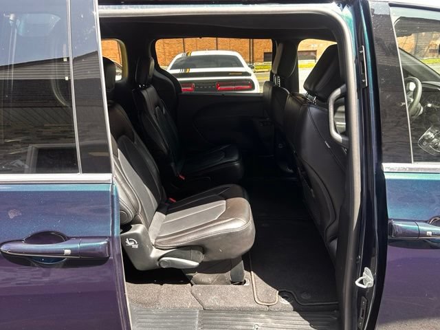 Used 2025 Chrysler Pacifica Select FWD image 13