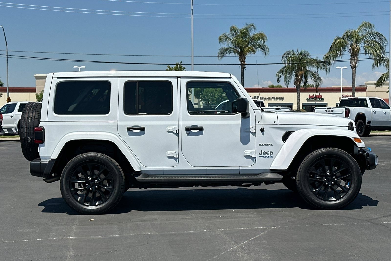 Used 2022 Jeep Wrangler Unlimited Sahara w/ Safety Group AWD/4WD image 3