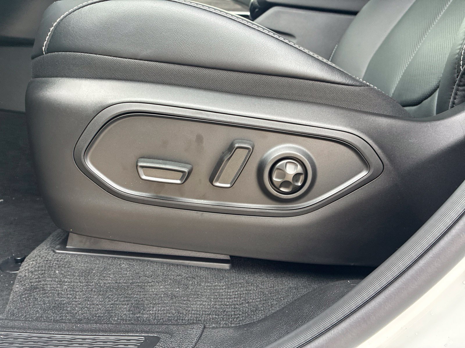 New 2027 Jeep Grand Cherokee Limited AWD/4WD image 26