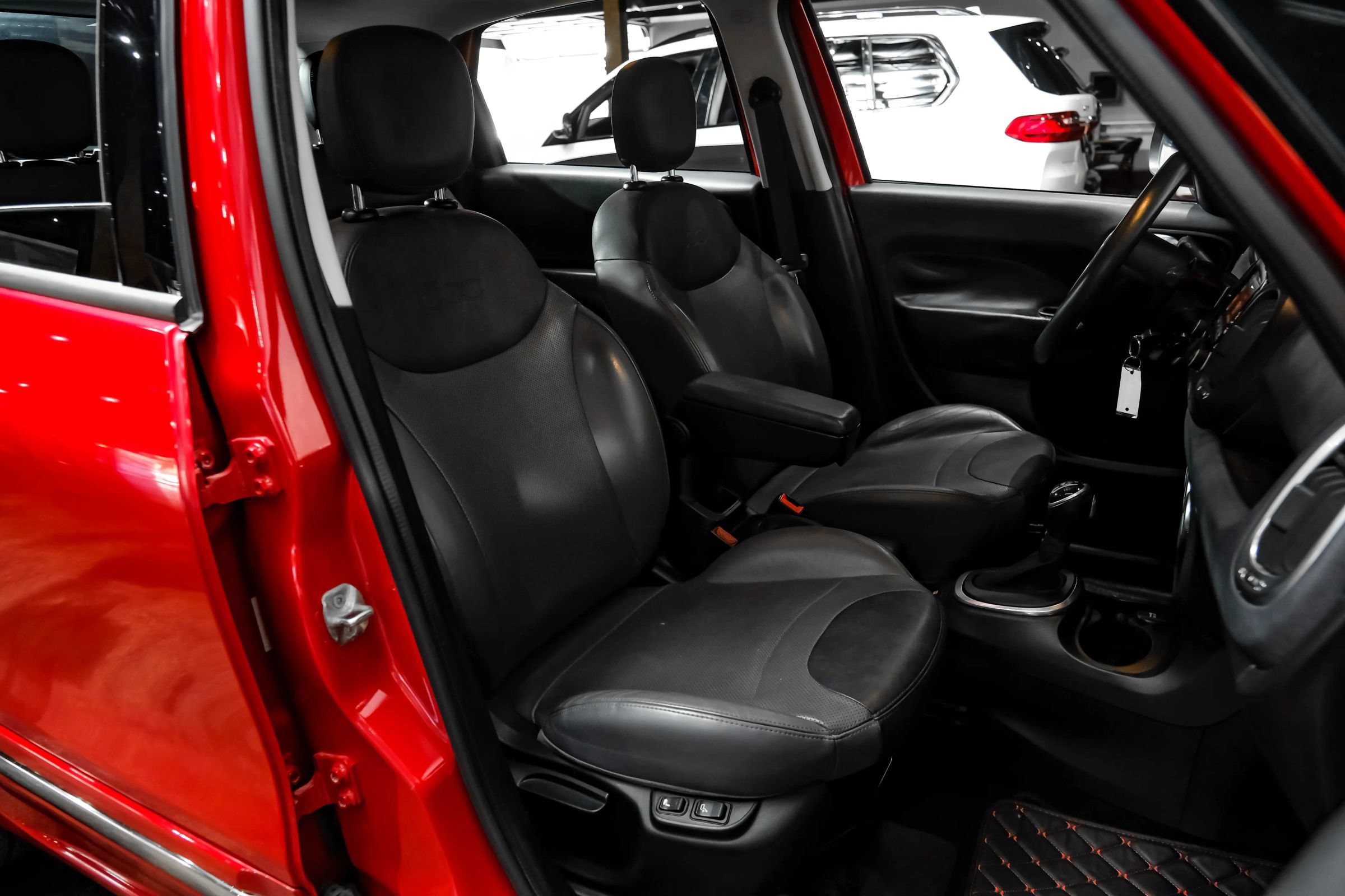 Used 2017 FIAT 500L Lounge w/ Dual-Pane Sunroof Package FWD image 32