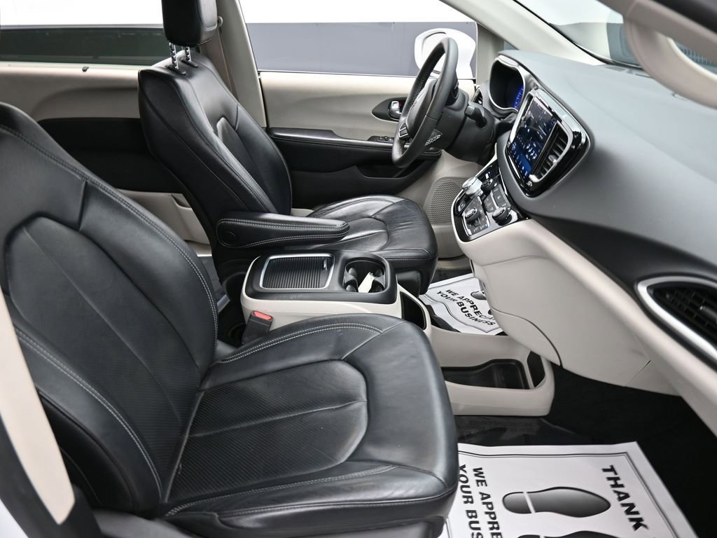 Used 2022 Chrysler Pacifica Touring-L image 16