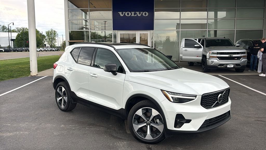 Certified 2026 Volvo XC40 B5 Plus AWD/4WD image 2