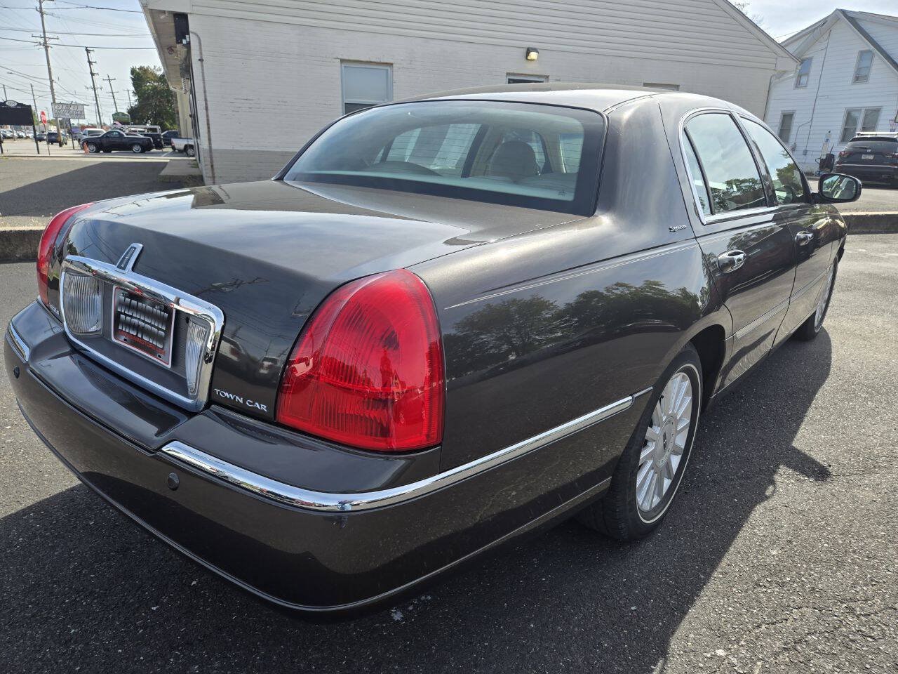 Used 2005 Lincoln Town Car Signature RWD image 6